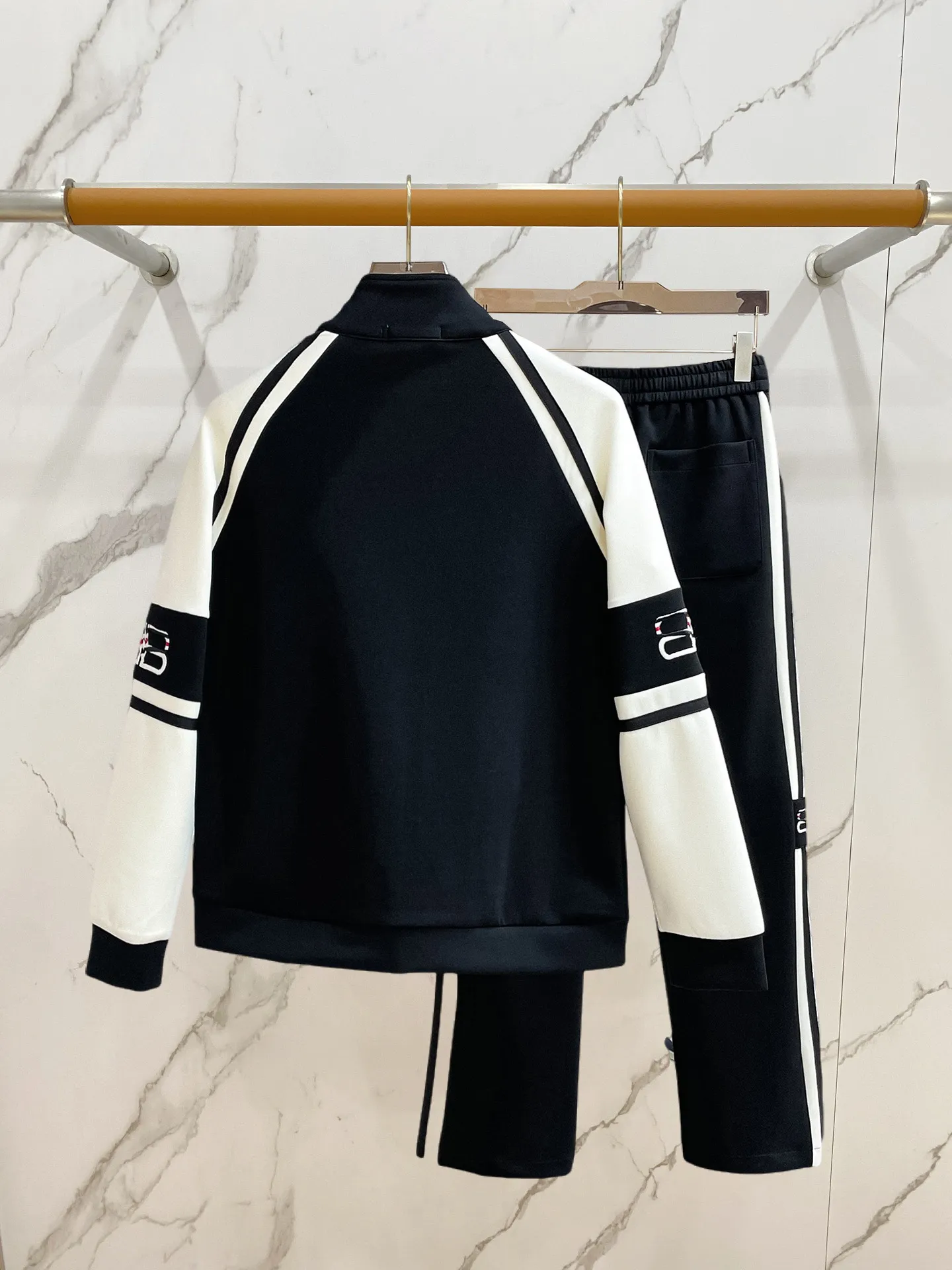 Balenciaga 2026 New Arrival counter Same Style casual suit, Breathable, comfortable and casual! Full of high-end feel! The details are exquisite and high-end, and the workmanship is impeccable! The original Premium fabric is very high-end! The fabric is crisp and anti-wrinkle Wear-Resistant, warm, neat and stylish. Everyone must buy a set this autumn and winter. They must look cool and cool when wearing them. We especially recommend Sizes M-3XL